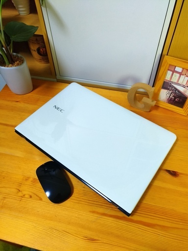 corei7メモリ8Gで大容量1Tの超高性能Lavie☆　4コア8スレッドで高性能！　薄型軽量で持ち運びも便利♪　　美品な方♪　可愛いピアノホワイト光沢♪　最新Windows10　64Bit！　　高速PC★　　NEC　Lavie　大画面15.6インチ　　白光沢　高級感　ウェブカメラ＆テンキー内蔵　マウス付き 　ノートパソコン　無線LAN　Wi-Fi対応 　DVDドライブ　ゲーミング！