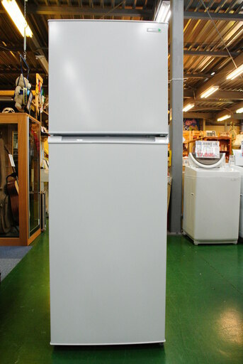 2018年製 225L 2ドア冷蔵庫 ヤマダ電機 YRZ-F23E1。