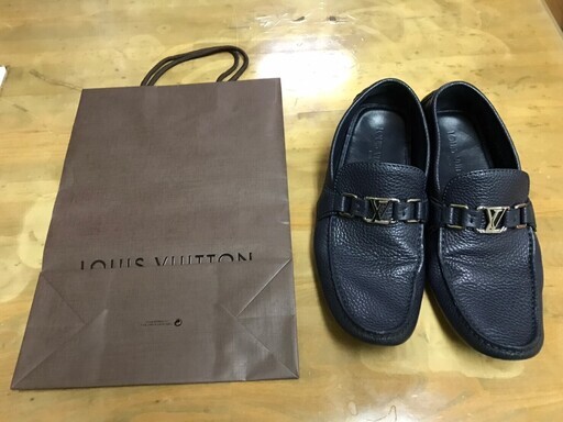 美品 ルイヴィトン レザー ドライビングシューズ 25.5 LVロゴパーツ付き LOUIS VUITTON です。