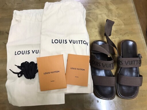 美品 ルイヴィトン サンダル ブラウン 茶色 ロゴ 24.5 LOUIS VUITTON 靴 シューズ です。