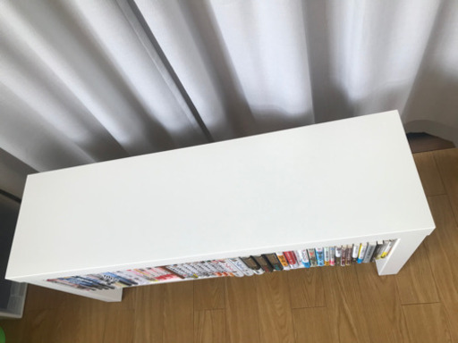 細長い白いテーブル