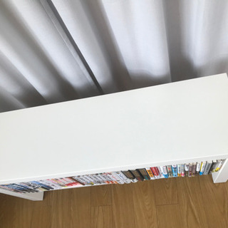 細長い白いテーブル
