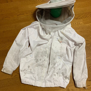 取引中　養蜂用の防護服