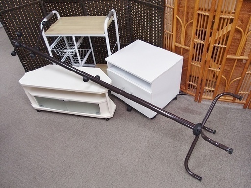 中古家具4点セットポールハンガーキッチンラックデスクワゴンテレビ台 Clap 荒川沖のその他の中古あげます 譲ります ジモティーで不用品の処分
