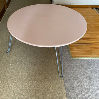 薄いピンクの丸テーブル