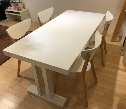 白のダイニングテーブルと椅子です
