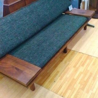 飛騨産業キツツキマーク　ウォールナット材　3人掛けソファ