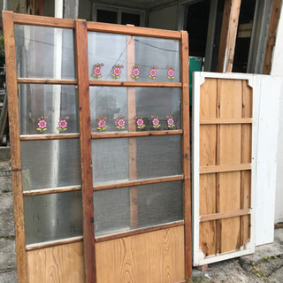 古いガラス戸と木製雨戸