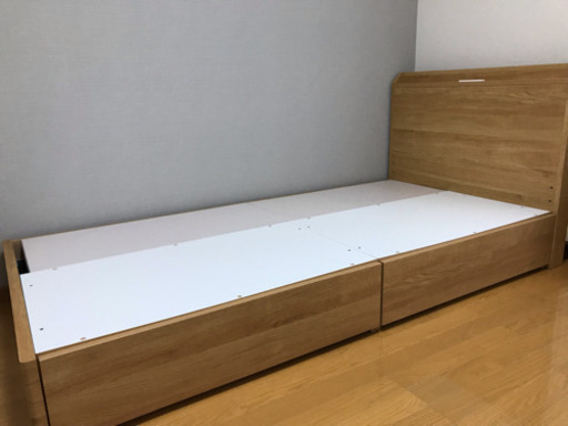 ニトリのシングルベッド（収納棚、コンセント、USB挿入口付）