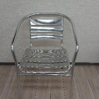 アルミ製の椅子1脚