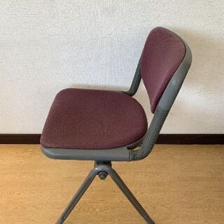 エンジの椅子