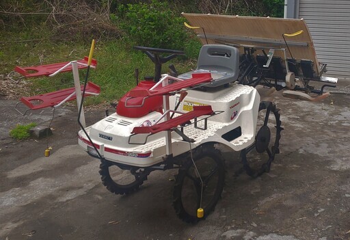 鹿児島発　ヤンマー　4条植え　ガソリンエンジン乗用田植え機　Pe-1