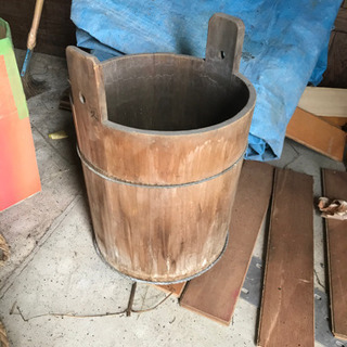 古い　木の桶　　骨董品