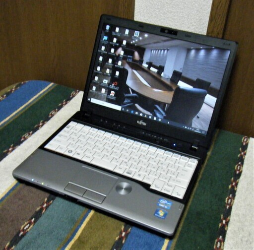 良品/12.1型/重さ1.41kg/高性能Core i5/光速☆彡SSD128GB/メモリ4GB♪/大容量バッテリー！/DVDSマルチ(コピー可)/すぐ使えるWin10メディア作成ツール付/高速☆彡USB3.0/SDカードスロット♪/すぐ繋がるWi-Fi/MS Office2016✎/カメラ/マイク/マウス付き♪(おまけ)/点検整備清掃済み/FUJITSU LIFEBOOK P772/F