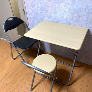 フォールディングテーブルセット+ パイプ椅子(無料)