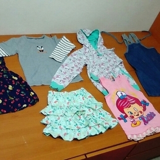 【完】女児子供服⑦　120～130cmらしいです　　左の服はリバ...