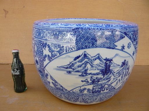 陶器火鉢。金魚・メダカ入れ