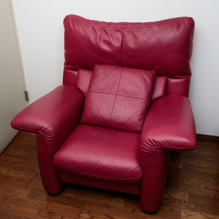 カリモク 最高級 DOMANI 本革 アームチェアー2脚　スツール1脚 3点セット 極美品です！！千葉から 配達もします。