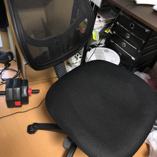 黒い椅子。