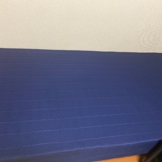 ブルーのマットレスベッド