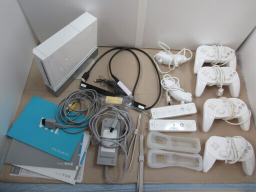 まとめ任天堂Wiiセット シロ RVL-001(JPN) 本体＆クラシックコントローラー4個＆リモコン2個＆ヌンチャク2個＆HDMI変換アダプター＆センサーバー＆取説