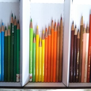 色鉛筆と 普通の鉛筆  (中古品)