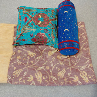 トルコ製シェニール織のベッドカバーとクッション