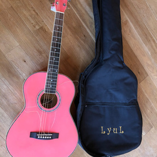 ピンク色のアコースティックギター