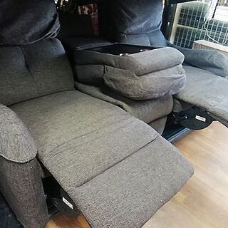 【着払い対応可能！！旧鹿児島市内送料無料】 リサイクルストアスターズ城西店　３人用電動布張りテーブル付きリクライニングソファ