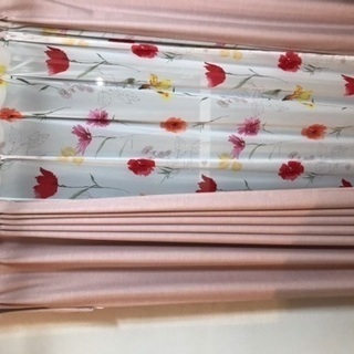 薄色ピンク系カーテンと花柄レースカーテン