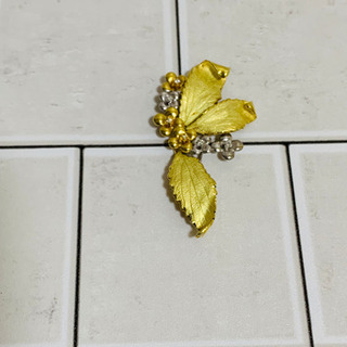 初回特価‼︎ K18/WG フラワーブローチ