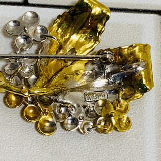 初回特価‼︎ K18/WG フラワーブローチ