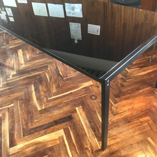 ブラックガラス天板のダイニングテーブル