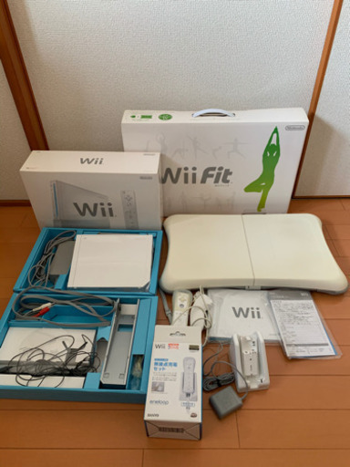 wii本体、wiifit本体、ソフト(3本)、リモコン充電器(別売)4点セット