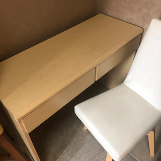 テーブルと回転する椅子
