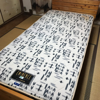 フランスベッドのマットレス　木製シングルベッド
