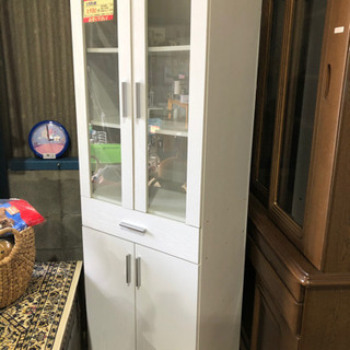 シンプルな白の食器棚
