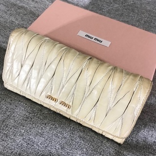 miumiu ミュウミュウ 白レザー マテラッセ長財布