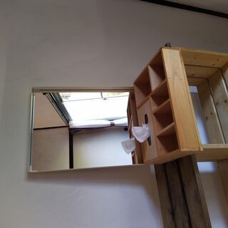 イケアの白い枠の鏡と手作りした木のボックスです。