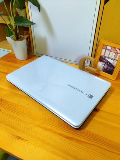 corei7メモリ8G、SSD128Gで超高性能のdynabook☆　4コア8スレッド！　ブルーレイ対応♪　可愛いスノーホワイト光沢★　TOSHIBA　東芝♪　　最新Windows10　64Bit！　　白光沢　テンキー＆Webカメラ内蔵　　高級感　15.6インチ大画面　 　ノートパソコン　無線LAN　Wi-Fi対応 　DVDドライブ