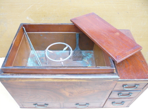 長火鉢　ケヤキ材　ひばし・灰ならし・五徳・猫板付き 長火鉢・けやき材 五徳・火箸・灰ならし・猫板付き 2A