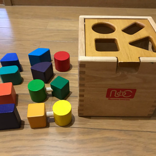 知育玩具　ドロップインザボックス　木製 パズル