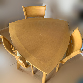個性的な三角テーブル　椅子セット