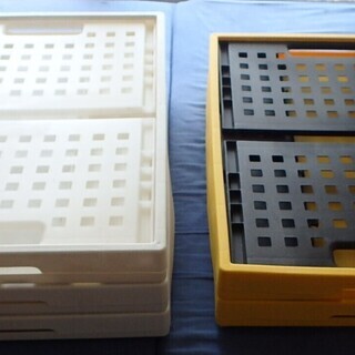 プラスチックケース　５箱（ホワイト３箱、イエローブラック２箱）