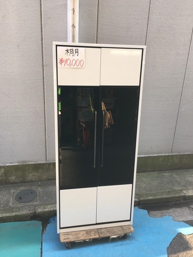 ☆中古 激安！！ 収納棚　ホワイト　ガラスドア　木製コーティング　傷一箇所あり　￥10,000！！