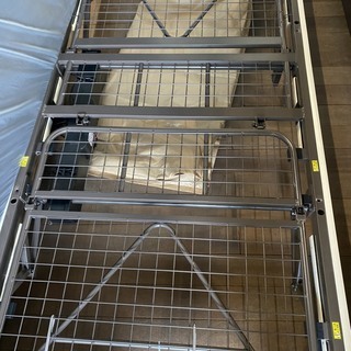 グランツ製　電動ベッド　通常10万円オーバー！展示現品マットレスも付いて39800円！しかも2-モーターです。ホワイト色！