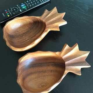 パイナップルの形の木彫小物入れ2つ