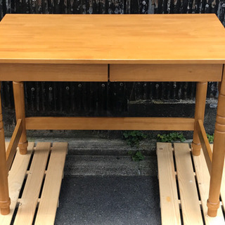 引き出し付き木製テーブル