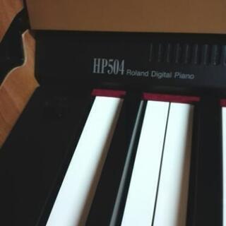 JF 00357 Roland 電子ピアノ HP504 高さ調整椅子付き ペダル3本 2013年
