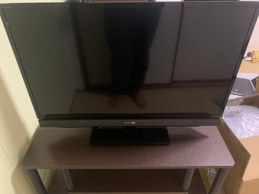 東芝　TOSHIBA の32型テレビとテレビ台